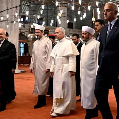 O Papa visita pela primeira vez uma mesquita, mas não reza lá