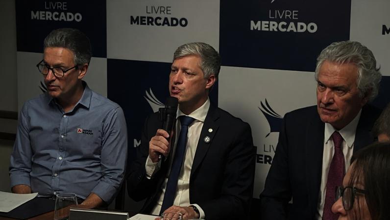 Governadores Romeu Zema e Ronaldo Caiado, durante evento da Frente do Livre Mercado sobre a segurança pública. (Foto: Ana Carolina Curvello/ Gazeta do Povo)