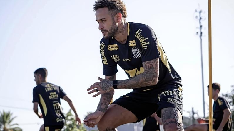 Neymar treina com o Santos enquanto Marcelo Teixeira atualiza quadro do jogador