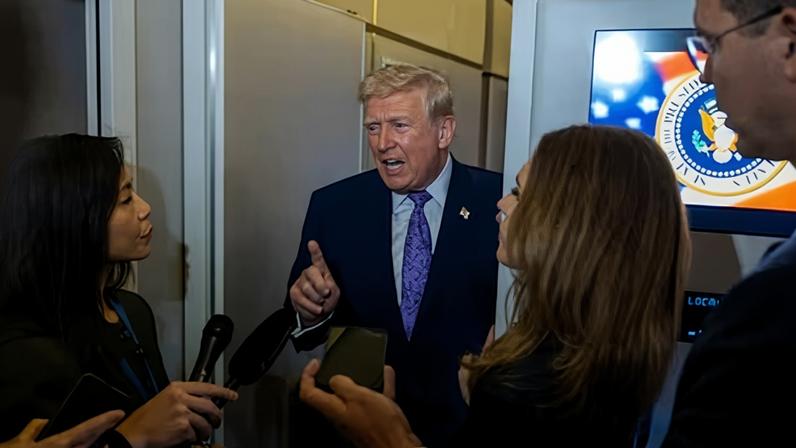 Donald Trump habla con los periodistas en el Air Force One, este domingo.