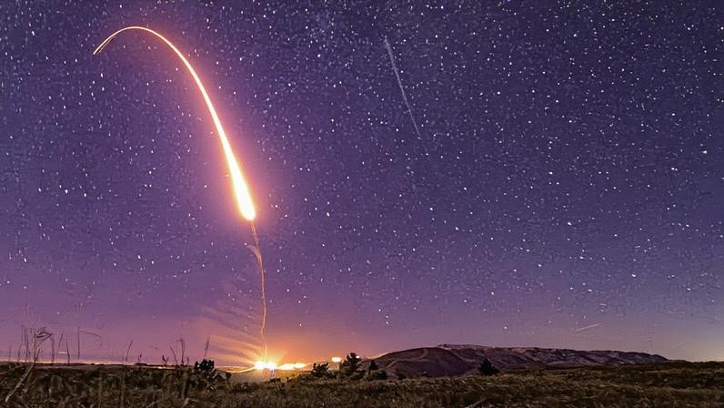 Estados Unidos realiza teste de míssil balístico intercontinental