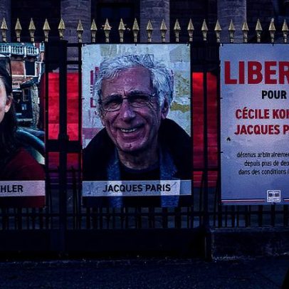 Irã liberta dois reféns franceses após três anos, mas impede que deixem o país