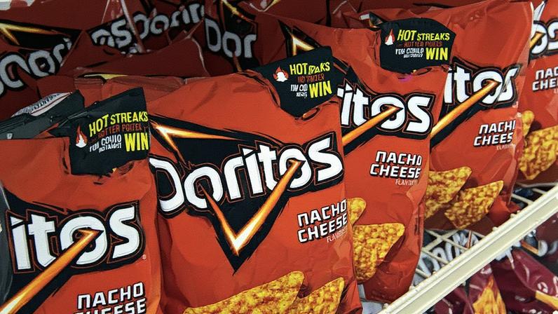 Adeus dedos laranjas: PepsiCo aposta em linha de Doritos e Cheetos sem corante | Desenvolvimento de chips sem corante demorou oito semanas (Foto: Daniel Acker/Bloomberg)
