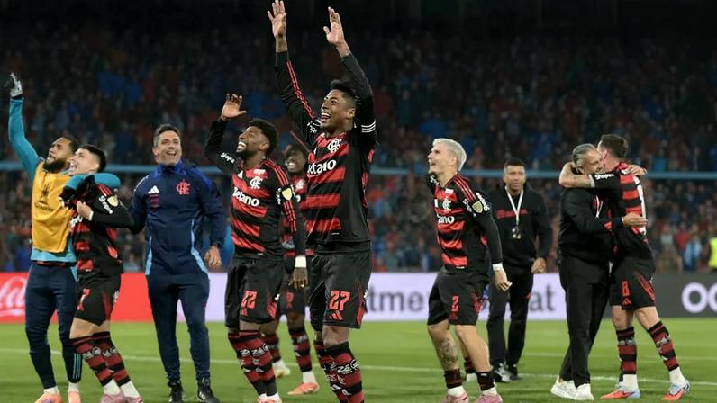 Jogadores do Flamengo comemoram vaga na final da Libertadores após empate com o Racing (Foto: Juan Mabromata/AFP)