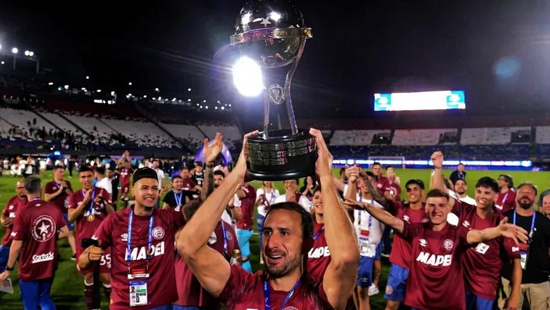 Lanús ergue taça da Copa Sul-Americana 2025 após vitória contra o Atlético-MG (Foto: Daniel Duarte / AFP)