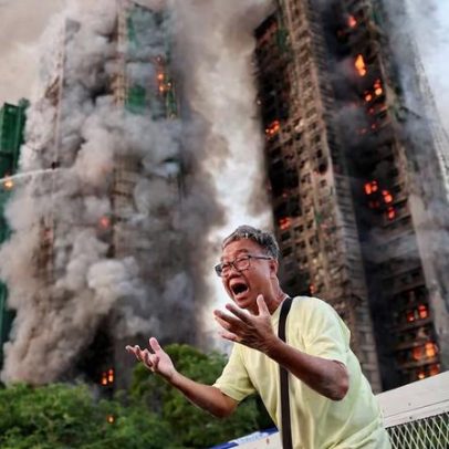 Várias pessoas morrem e dezenas ficam presas em incêndio em complexo residencial em Hong Kong