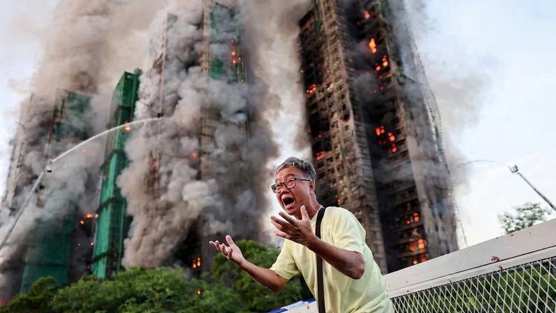 Los rascacielos, con una altura de 31 plantas y 2.000 apartamentos en su interior, estaban revestidos con andamios de bambú