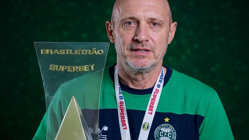 Mozart conquistou o título da Série B com o Coxa. Foto: Rafael Ianoski/Coritiba