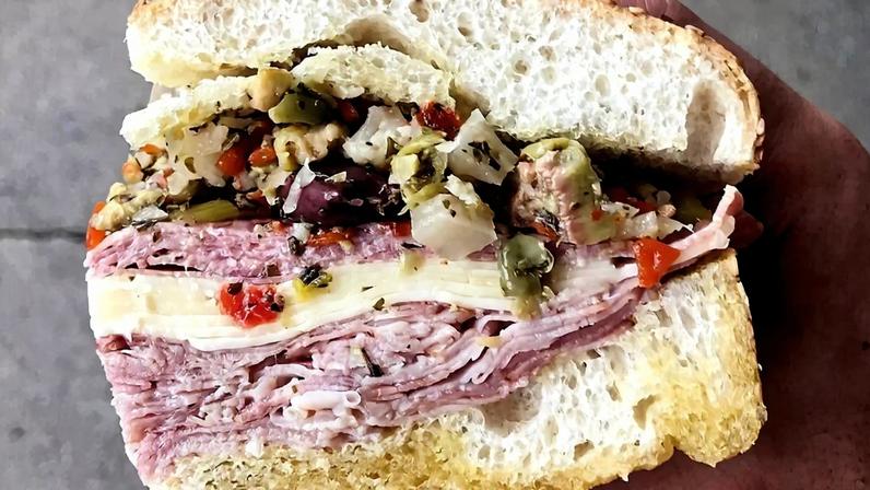 Imigrantes italianos que se estabeleceram no Lower French Quarter de Nova Orleans no final do século XIX e início do século XX são os responsáveis por inventar este pão muffaletta, feito com pães sicilianos redondos e cobertos com gergelim