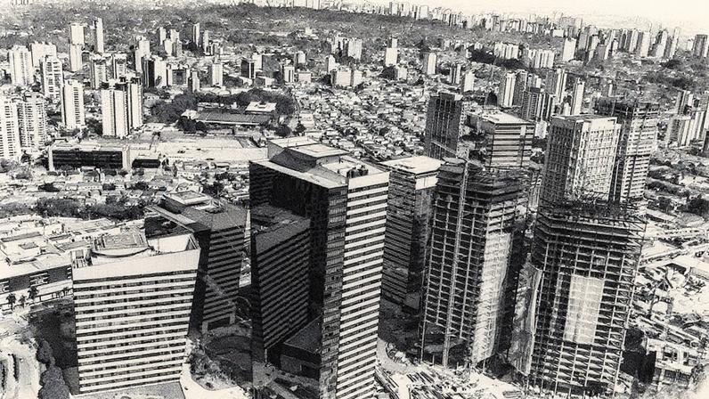 De retrofit à gestão do espaço: escritórios se adaptam para atrair talentos, diz JLL | Prédios de escritórios em São Paulo: desafio de oferta no futuro com volta ao trabalho presencial e exigências maiores dos profissionais (Foto: Paulo Fridman/Bloomberg)