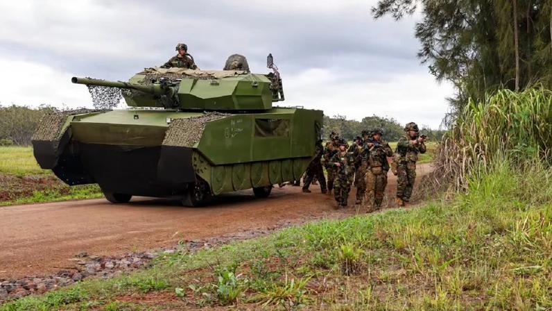 Exército dos EUA usa tanques de madeira compensada em exercício no Havaí