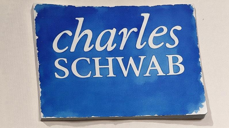 Charles Schwab compra plataforma de negociação de ações de empresas privadas | A Charles Schwab é considerada a responsável pela popularização do investimento em ações de americanos ao longo das últimas décadas (Foto: Victor J. Blue/Bloomberg)