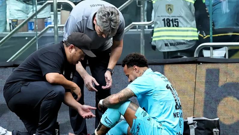 Neymar sente lesão diante do Atlético-MG na Arena MRV (Foto: Gilson Lobo/AGIF/GazetaPress)