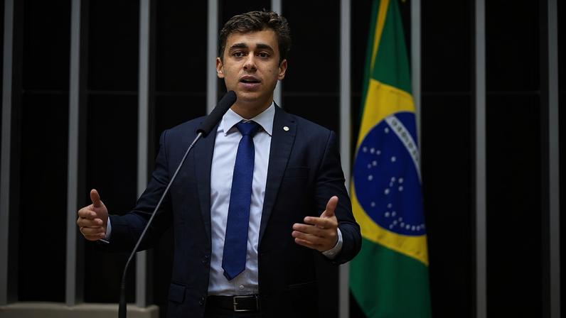 Nikolas comenta prazo para explicar celular em visita a Bolsonaro: teatro