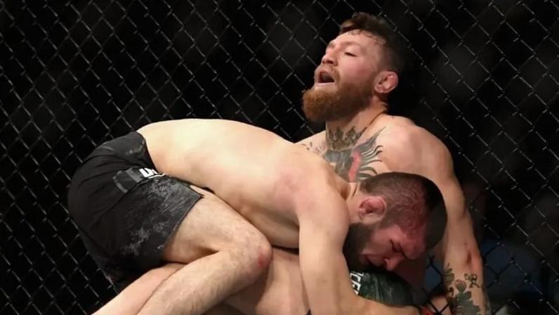 Khabib Nurmagomedov com uma Papakha na pesagem do UFC (Foto: UFC)