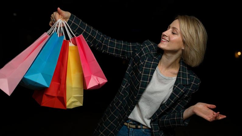 O verdadeiro presente da Black Friday pode ser a sabedoria para escolher com o coração, não apenas com o cartão - Foto: Freepik