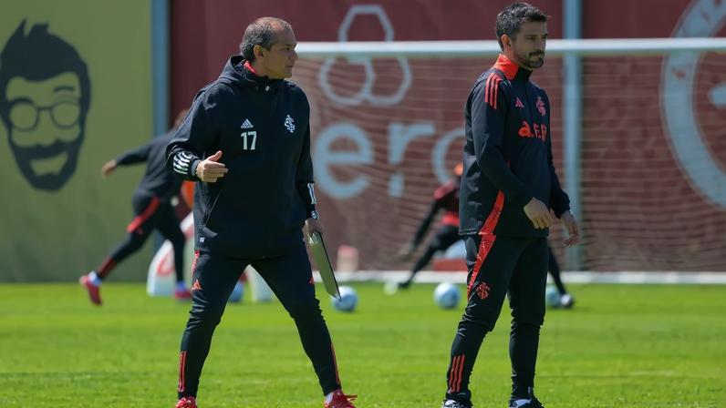 Ramón Díaz e Emiliano Díaz, técnico e auxiliar técnico do Internacional (Foto: Jorge Rodrigues/AGIF)