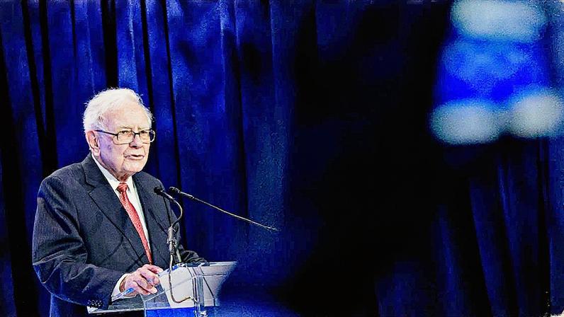 Às vésperas de aposentadoria, Buffett amplia caixa da Berkshire para US$ 382 bilhões | Warren Buffett deixará o comando executivo da Berkshire Hathaway no fim de 2025 depois de seis décadas (Foto: Andrew Harrer/Bloomberg)