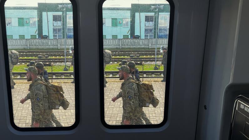 Miles de personas escapan de Kiev a bordo de trenes en los primeros días de la gran invasión rusa en 2022.