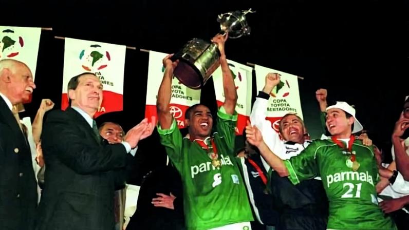 César Sampaio ergue a taça da Libertadores de 1999, primeiro título continental da história do Palmeiras. (Daniel Augusto Jr/LANCE!)