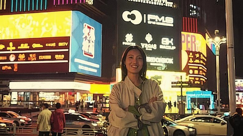 Xiaoxiao posa en la calle Jiefang oeste, en Changsha, el 4 de noviembre de 2025.