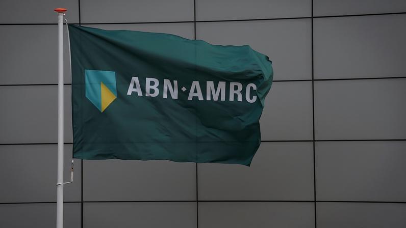 Em busca de recuperação, ABN Amro prevê reduzir equipe em 20% em três anos. A nova estratégia marca um dos esforços de reestruturação mais amplos do banco holandês desde que o governo voltou a listá-lo no mercado há dez anos. (Foto: Geert Vanden Wijngaert/Bloomberg)