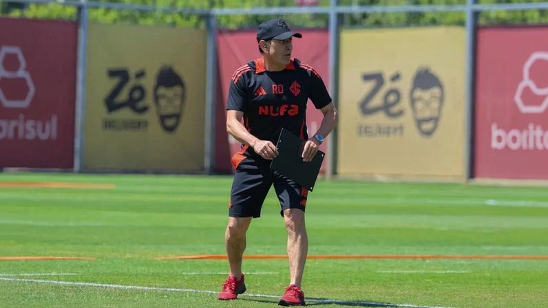 Ramón Diaz, técnico do Internacional, em atividade no CT Parque Gigante (Foto: Ricardo Duarte/SC Internacional)