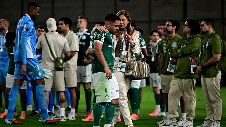 Leila Pereira, presidente do Palmeiras, consola Vitor Roque após perder título da Libertadores (Foto: ERNESTO BENAVIDES / AFP)