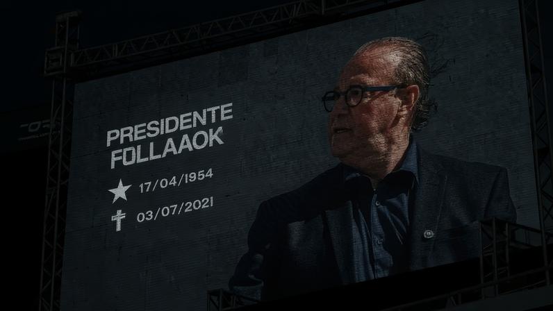 Telão do Couto Pereira exibe homenagem ao presidente Renato Follador, em Coritiba x Fortaleza. Foto: Geraldo Bubniak/Gazeta Press