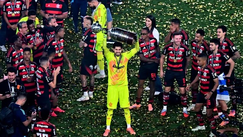 Rossi organiza saída de jogo do Flamengo em partida da Libertadores (Foto: Maxi Franzoi / AGIF / Gazeta Press)
