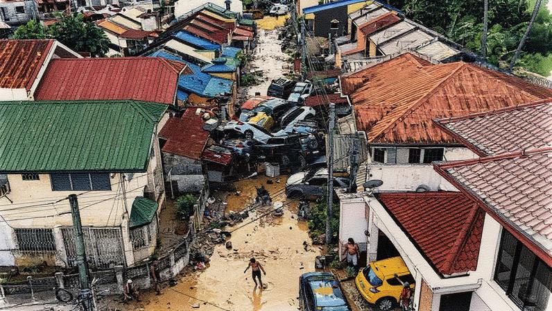 Comunidades destrozadas por el tifón a lo largo del río Mananga en la ciudad de Talisay, en Cebú (Filipinas), este miércoles. Jaclqueline Hernandez (AP)