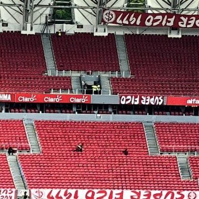 Torcida do Internacional protesta antes da partida
