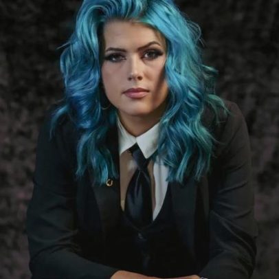 Shelby Stone é destaque no Red Dirt Country com cabelo azul