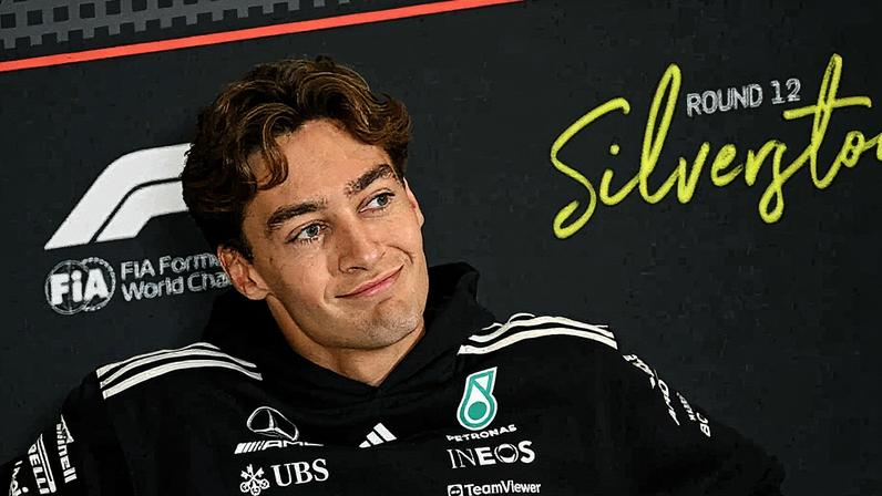 George Russell durante coletiva em Silverstone (foto: Ben STANSALL / AFP)