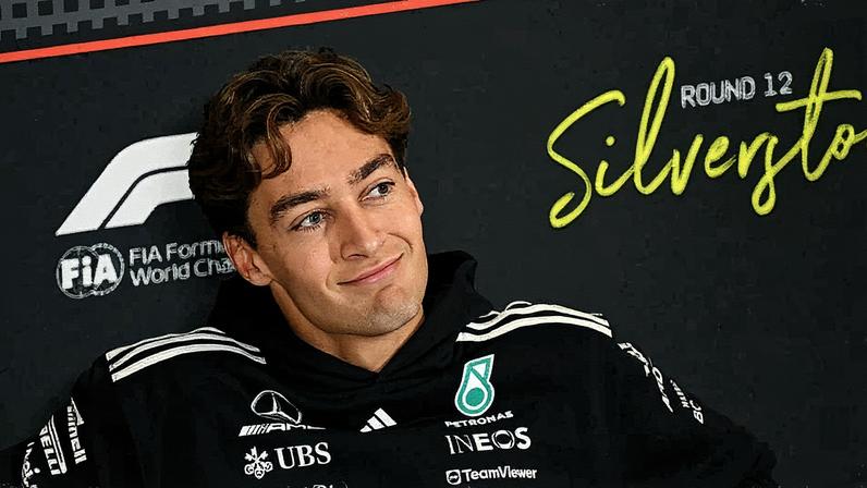 George Russell durante coletiva em Silverstone (foto: Ben STANSALL / AFP)