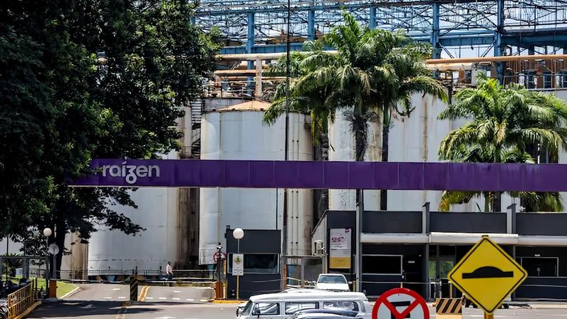 Moody’s rebaixa rating da Raízen a ‘junk’ devido a piora nas métricas da dívida | Segundo a avaliação, o endividamento da empresa desafiando a capacidade da Raízen de sustentar uma geração de caixa positiva