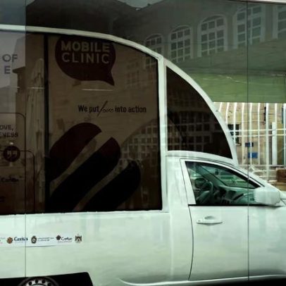 Papamóvel de Francisco vira clínica; chega a Belém e aguarda entrada em Gaza