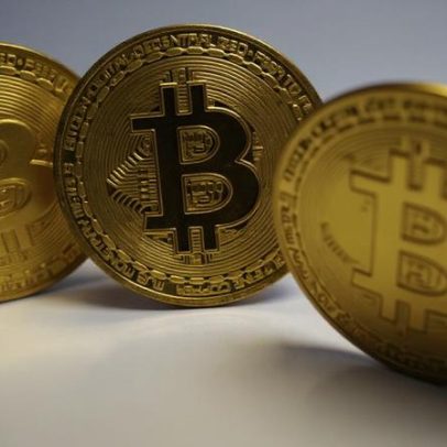 Bitcoin cai abaixo de US$ 90 mil e amplia queda do mercado cripto