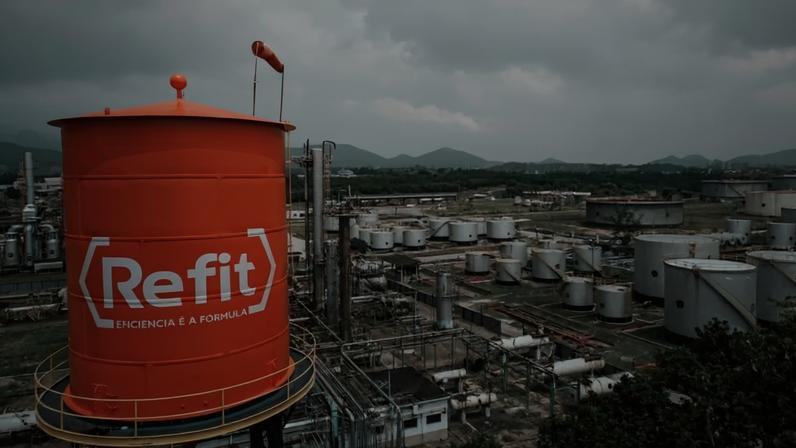 O Grupo Refit, atual controlador da antiga Refinaria de Manguinhos, no Rio de Janeiro, é herdeiro de uma das principais estruturas privadas de refino do país, criada no contexto da campanha nacionalista “O petróleo é nosso”, nos anos 1950