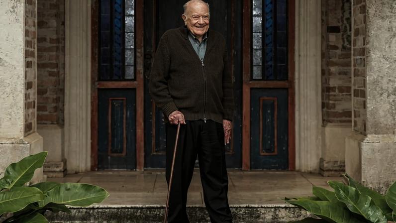 O sorriso de quem continua firme no leme: Renato de Albuquerque, 97 anos, em frente à capela de sua residência, em Alphaville 1, bairro que criou na Grande São Paulo