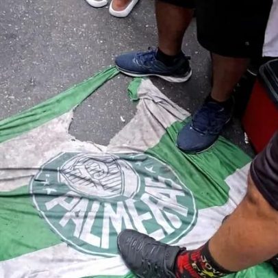 Torcedores do Flamengo pisam bandeira do Palmeiras durante festa do Tetra