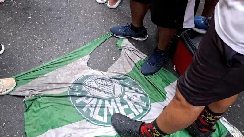 Torcedores do Flamengo pisam em bandeira do Palmeiras (Foto: Emive Ferreira/Lance!)