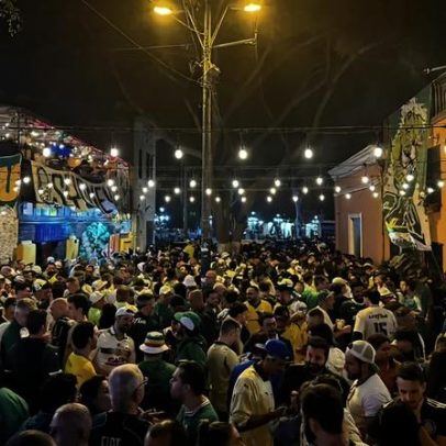 Torcida do Palmeiras reúne milhares em Lima em festa com sinalizadores