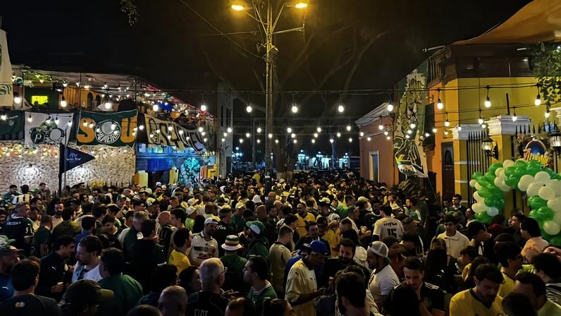 Torcida do Palmeiras em Lima antes da final da Libertadores (Foto: Vitor Palhares / Lance!)