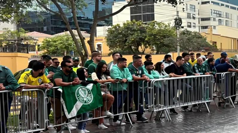 Torcidas de Palmeiras e Flamengo em Lima antes da final da Libertadores (Fotos: Vitor Palhares e Lucas Bayer / Lance!)