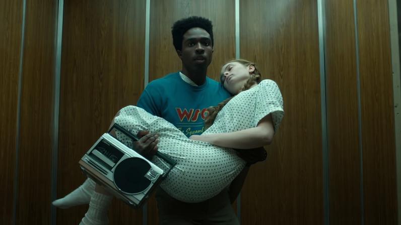 De millennials à Gen Z: final de Stranger Things impulsiona corrida de marcas por fãs | Sadie Sink (Max) e Caleb McLaughlin (Lucas) na quinta temporada de Stranger Things: investimento recorde de US$ 480 milhões alimenta corrida por direitos de merchandising (Divulgacão/Netflix)