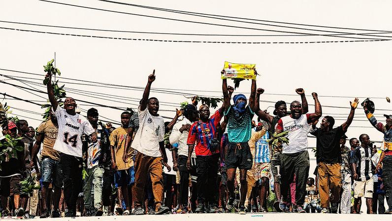 Una multitud acompaña los restos mortales de Safidy Rakooarisoa, fallecido durante las protestas en Madagascar, el 13 de octubre en Antananarivo.