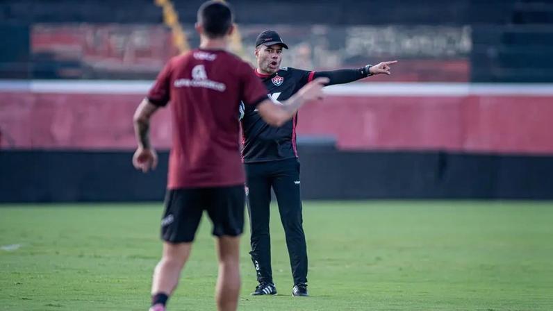 Jair Ventura comanda treino do Vitória (Foto: Victor Ferreira / EC Vitória)