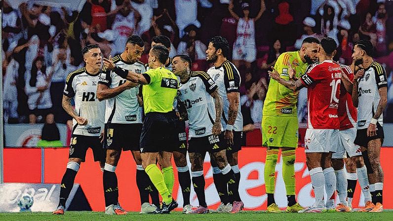 Vitor Hugo recebeu cartão vermelho e está fora da partida contra o Bahia (Foto: Pedro Souza / Atlético)