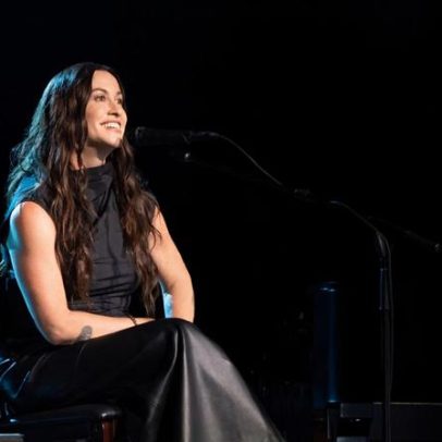 Alanis Morissette interpreta You Oughta Know no Words + Music da MGM